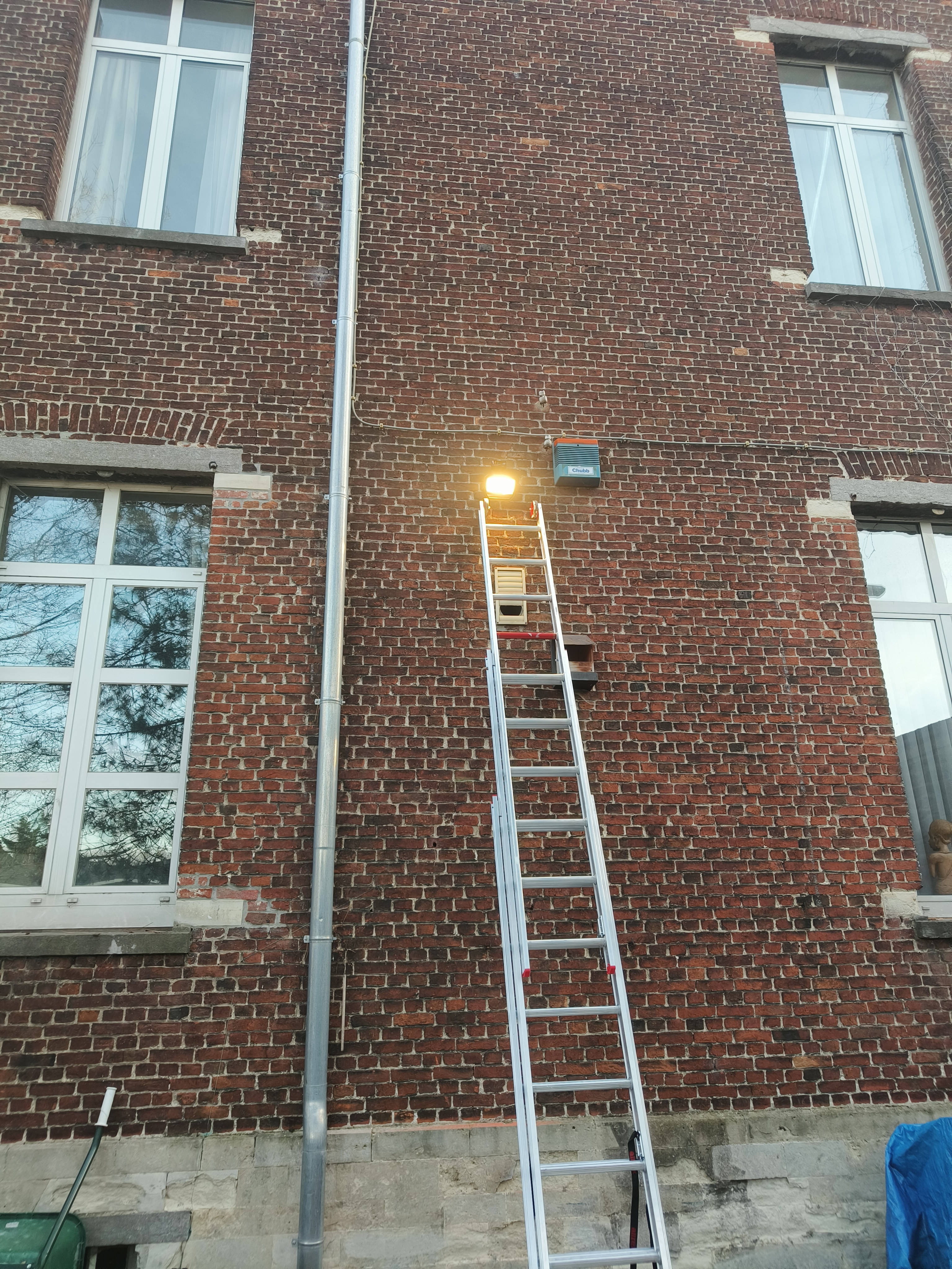 Uitvoeren van kleine elektriciteitswerken door MVB Electrics